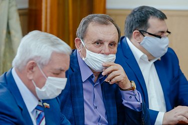 Парламент работает в режиме жесткого регламента 